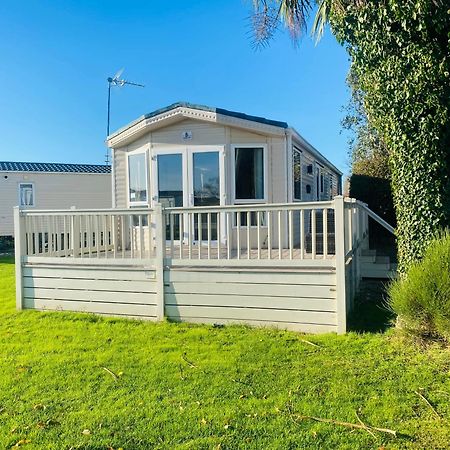 Stylish Inviting 2 Bedroom Caravan With Sea View East Mersea Екстер'єр фото