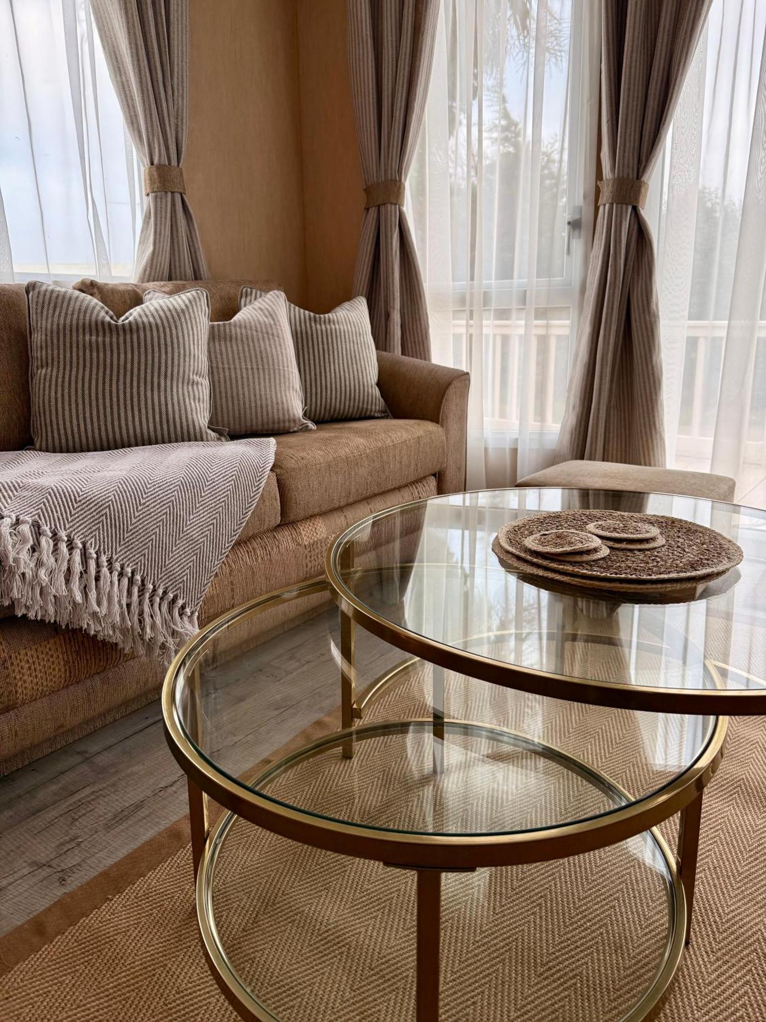 Stylish Inviting 2 Bedroom Caravan With Sea View East Mersea Екстер'єр фото