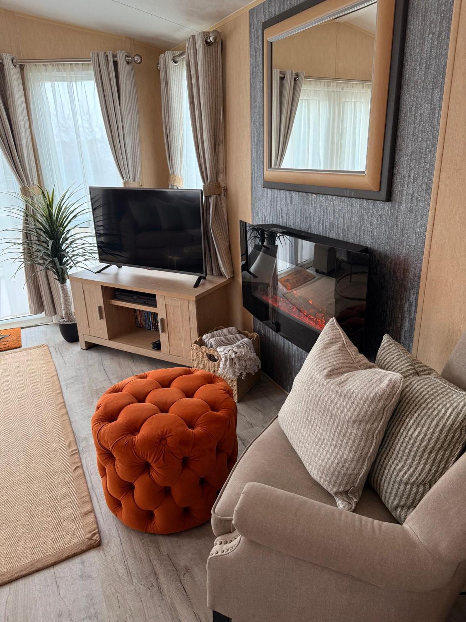 Stylish Inviting 2 Bedroom Caravan With Sea View East Mersea Екстер'єр фото